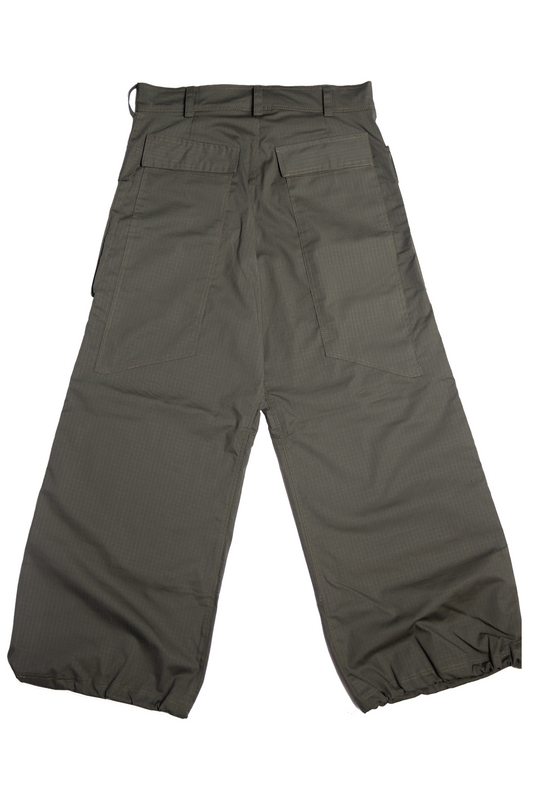 “Oliwkowe cargo baggy spodnie dla tancerzy, widok z tyłu, z szerokimi nogawkami, dużymi kieszeniami i elastycznymi ściągaczami u dołu.”