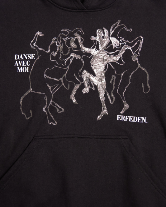 Czarna bluza z kapturem oversize z autorskim, białym nadrukiem tańczących postaci i napisem Danse Avec Moi od marki ERFEDEN.