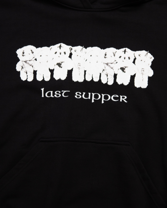 Czarna bluza hoodie o kroju boxy z białym, surowym nadrukiem rzędu misiów i napisem Last Supper od marki ERFEDEN.
