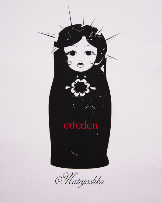 Biały, szeroki t-shirt streetwear o kroju boxy z czarnym nadrukiem matrioszki i czerwonym logo ERFEDEN na froncie.