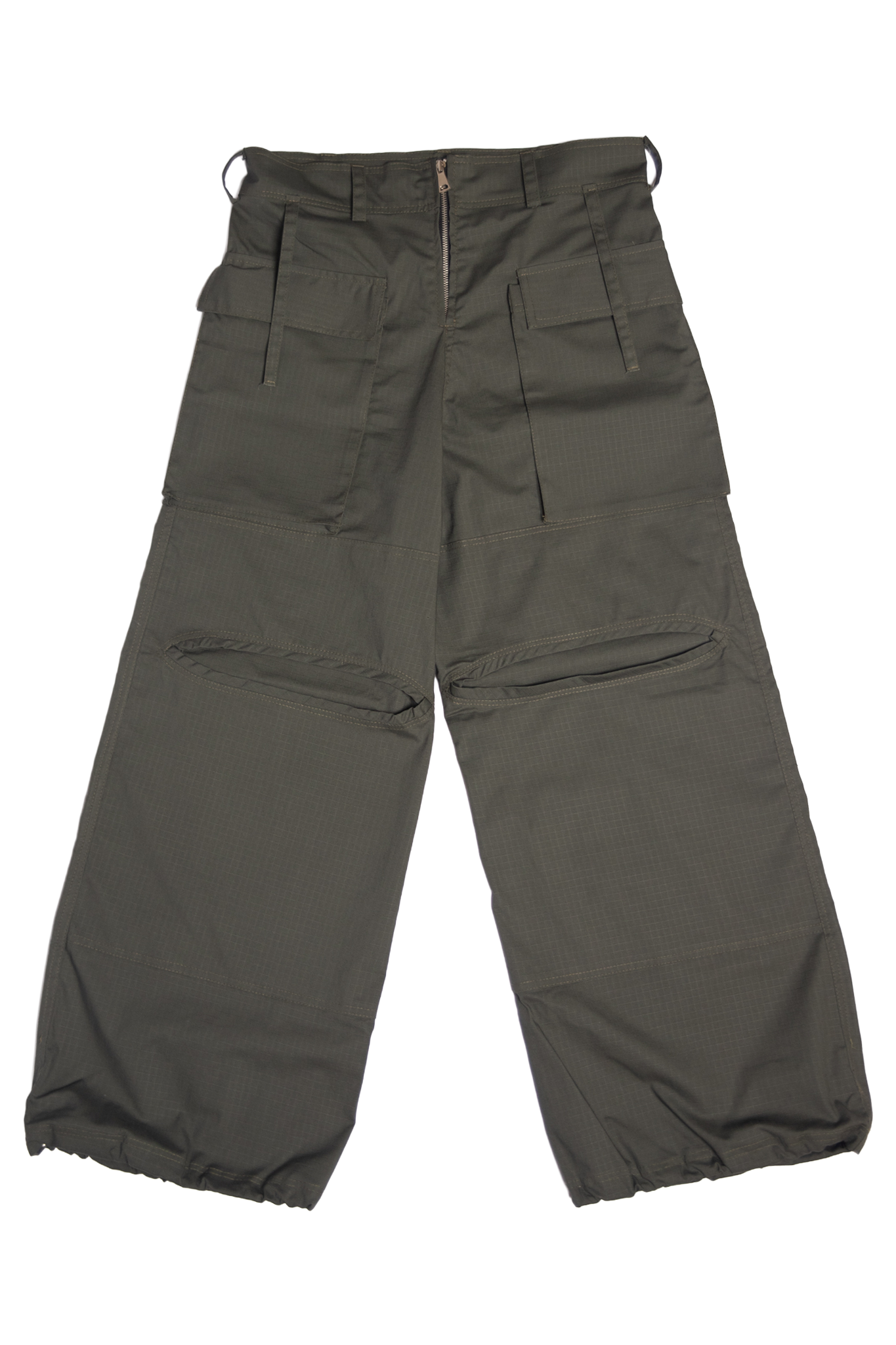 “Oliwkowe cargo baggy spodnie dla tancerzy, widok z przodu, z szerokimi nogawkami, licznymi kieszeniami i elastycznymi ściągaczami u dołu.”