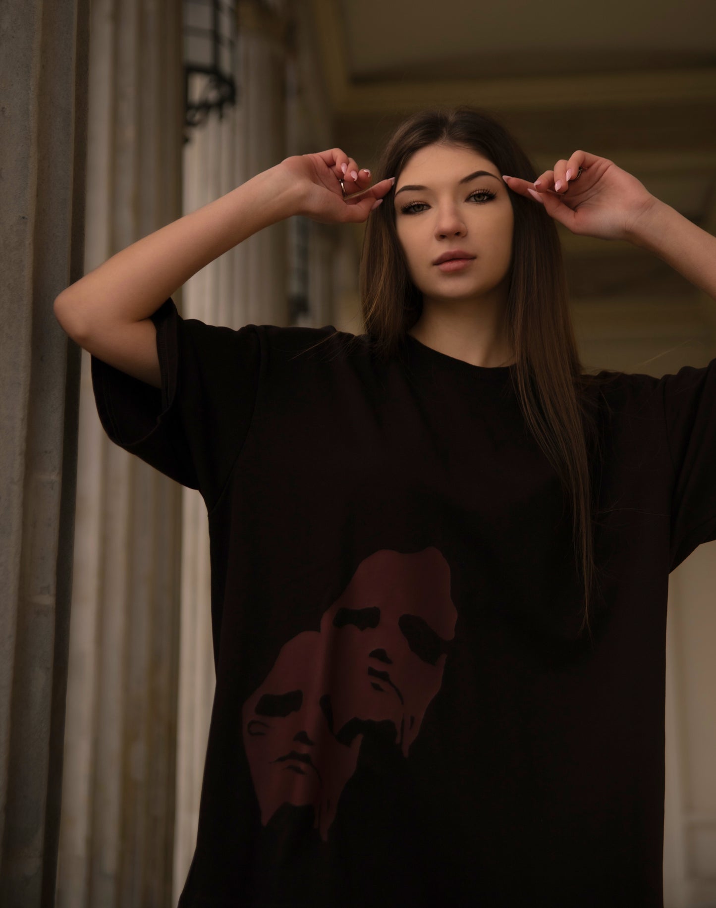 Czarna koszulka z czerwonym nadrukiem / czarna koszulka boxy fit/ czarny t-shirt szyty w Polsce / black t-shirt polska marka / czarna koszulka ERFEDEN / koszulka unisex / koszulka streetwear / streetwear t-shirt / koszulka z twarzą 