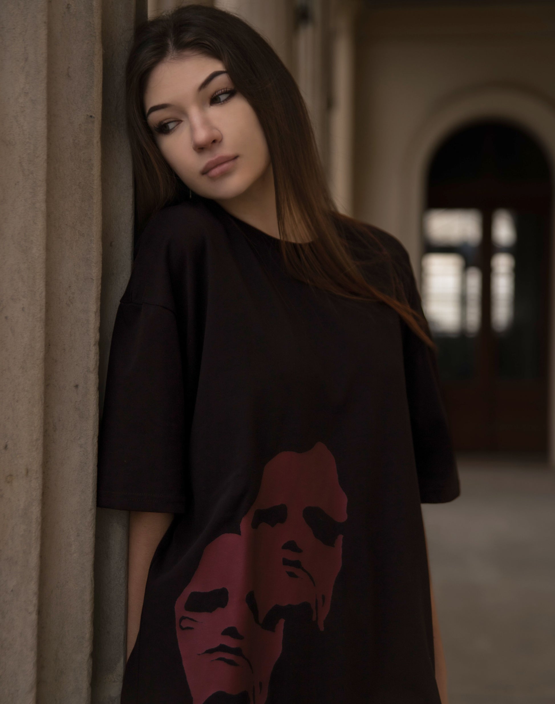 Czarna koszulka z czerwonym nadrukiem / czarna koszulka boxy fit/ czarny t-shirt szyty w Polsce / black t-shirt polska marka / czarna koszulka ERFEDEN / koszulka unisex / koszulka streetwear / streetwear t-shirt / koszulka z twarzą