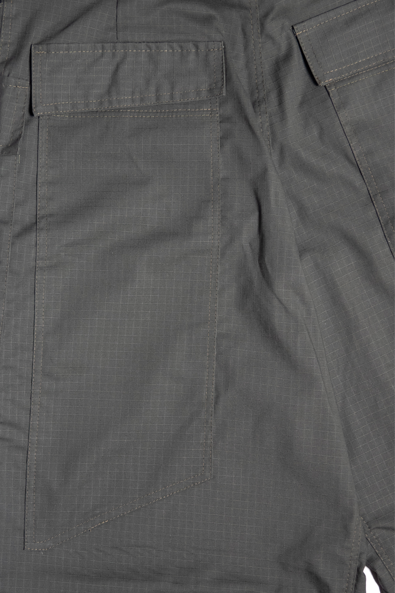 “Zbliżenie tylnej kieszeni oliwkowych cargo baggy spodni dla tancerzy, z wyraźną fakturą materiału i przeszyciami.”