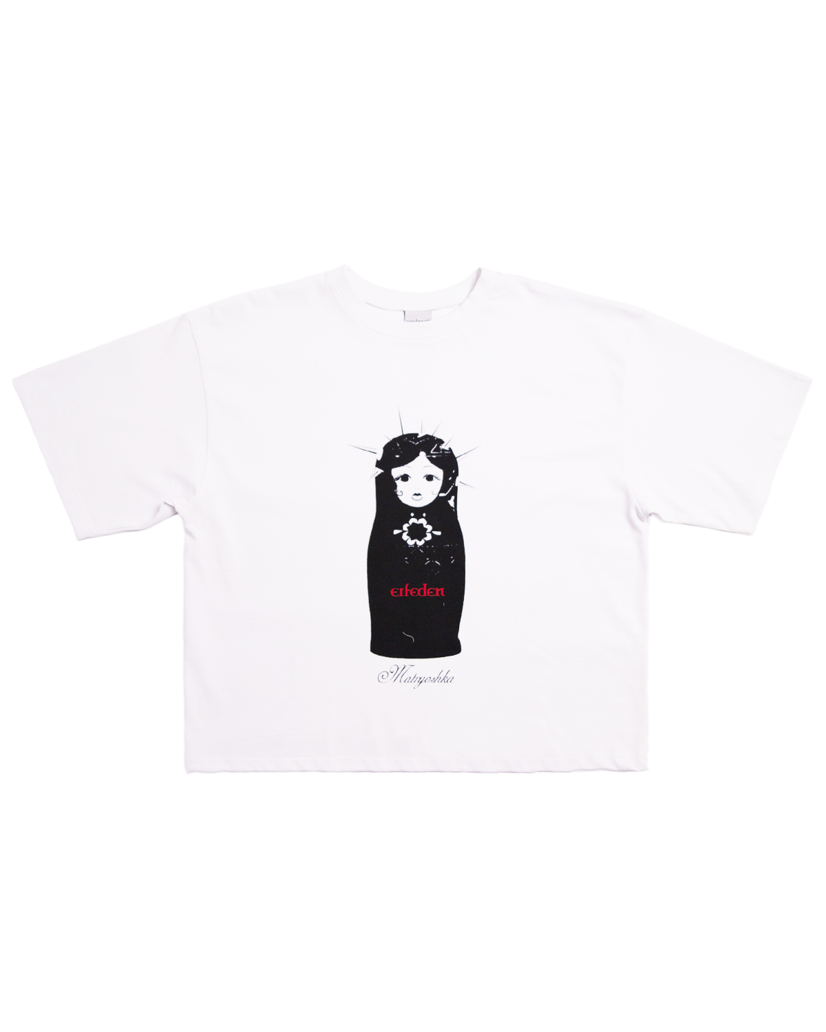 Biały, szeroki t-shirt streetwear o kroju boxy z czarnym nadrukiem matrioszki i czerwonym logo ERFEDEN na froncie.
