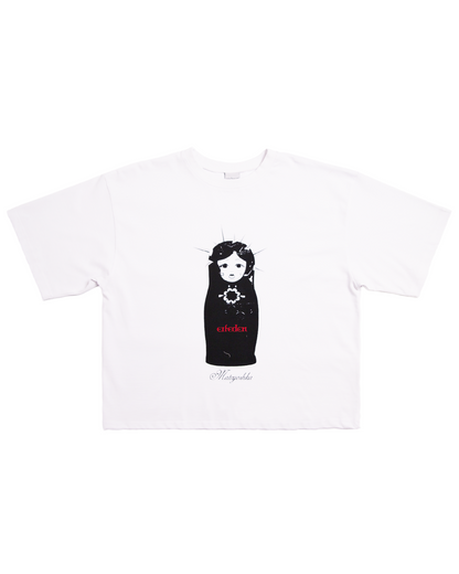 Biały, szeroki t-shirt streetwear o kroju boxy z czarnym nadrukiem matrioszki i czerwonym logo ERFEDEN na froncie.