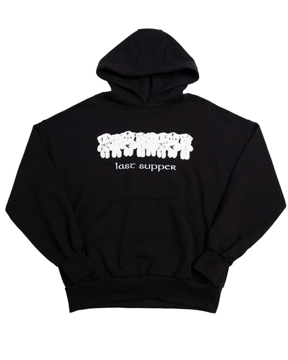 Czarna bluza hoodie o kroju boxy z białym, surowym nadrukiem rzędu misiów i napisem Last Supper od marki ERFEDEN.