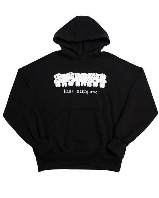 Czarna bluza hoodie o kroju boxy z białym, surowym nadrukiem rzędu misiów i napisem Last Supper od marki ERFEDEN.