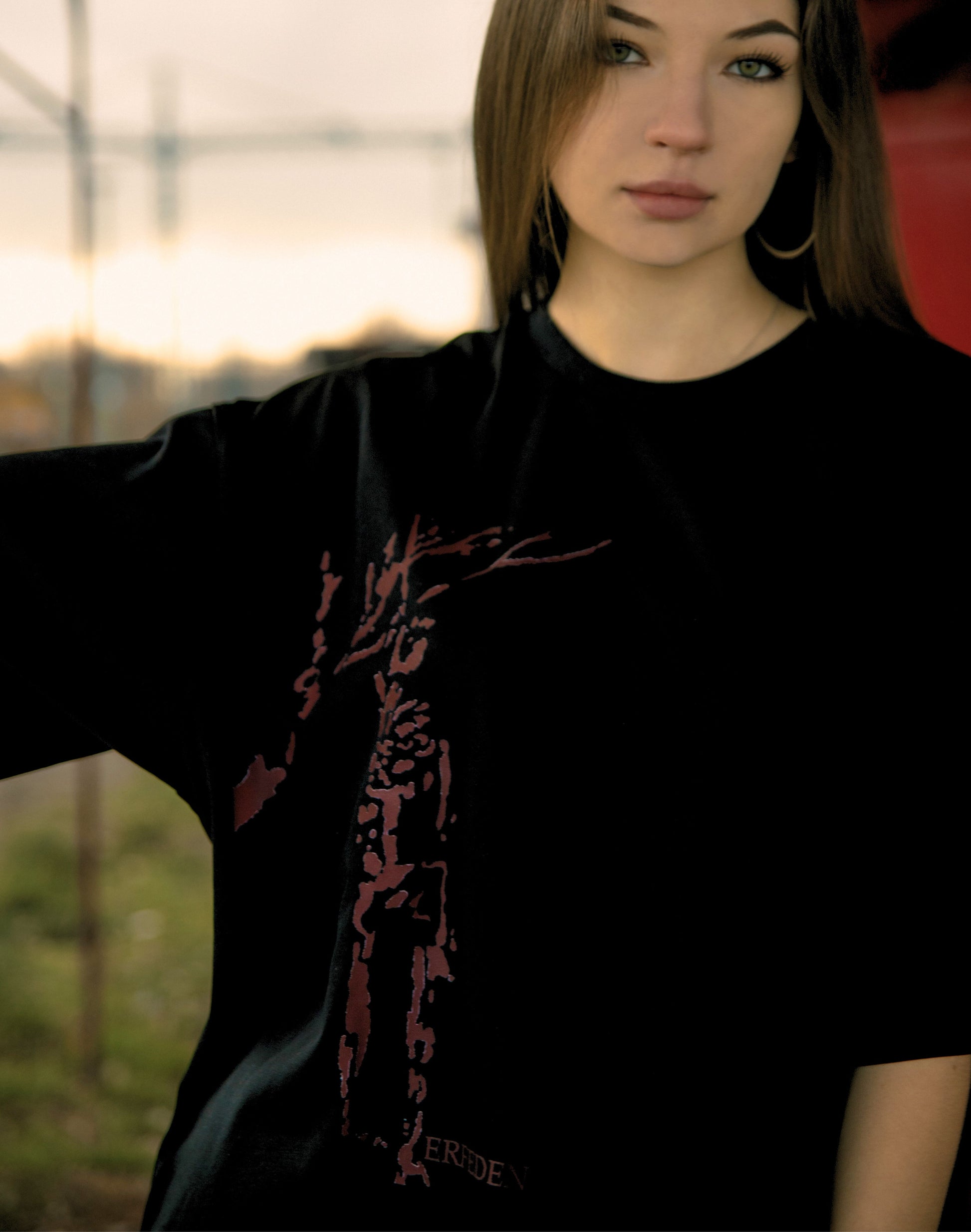 Czarna koszulka z czerwonym nadrukiem / czarna koszulka boxy fit/ czarny t-shirt szyty w Polsce / black t-shirt polska marka / czarna koszulka ERFEDEN / koszulka unisex / koszulka streetwear / streetwear t-shirt / koszulka na lato