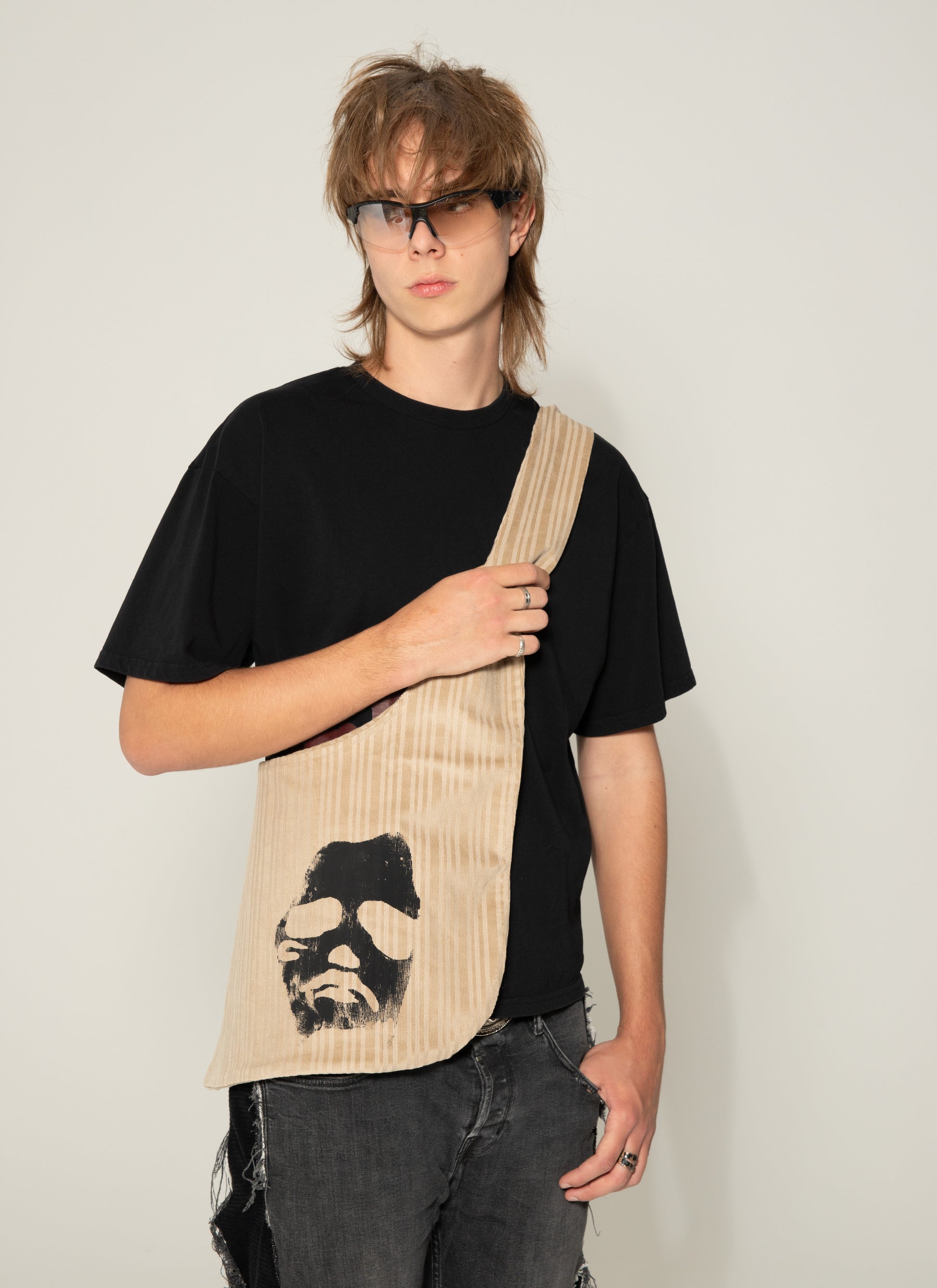 Beżowa torba na ramię / beżowa letnia torba / torba na lato/ tote bag/ beżowy tote bag/ streetwear bag/ bag for summer/ everyday bag / bag on shoulder / torba z nadrukiem / beżowa torba z nadrukiem / torba z nadrukiem twarzy / torba z czarnym nadrukiem / bag with black print / beige bag with black print