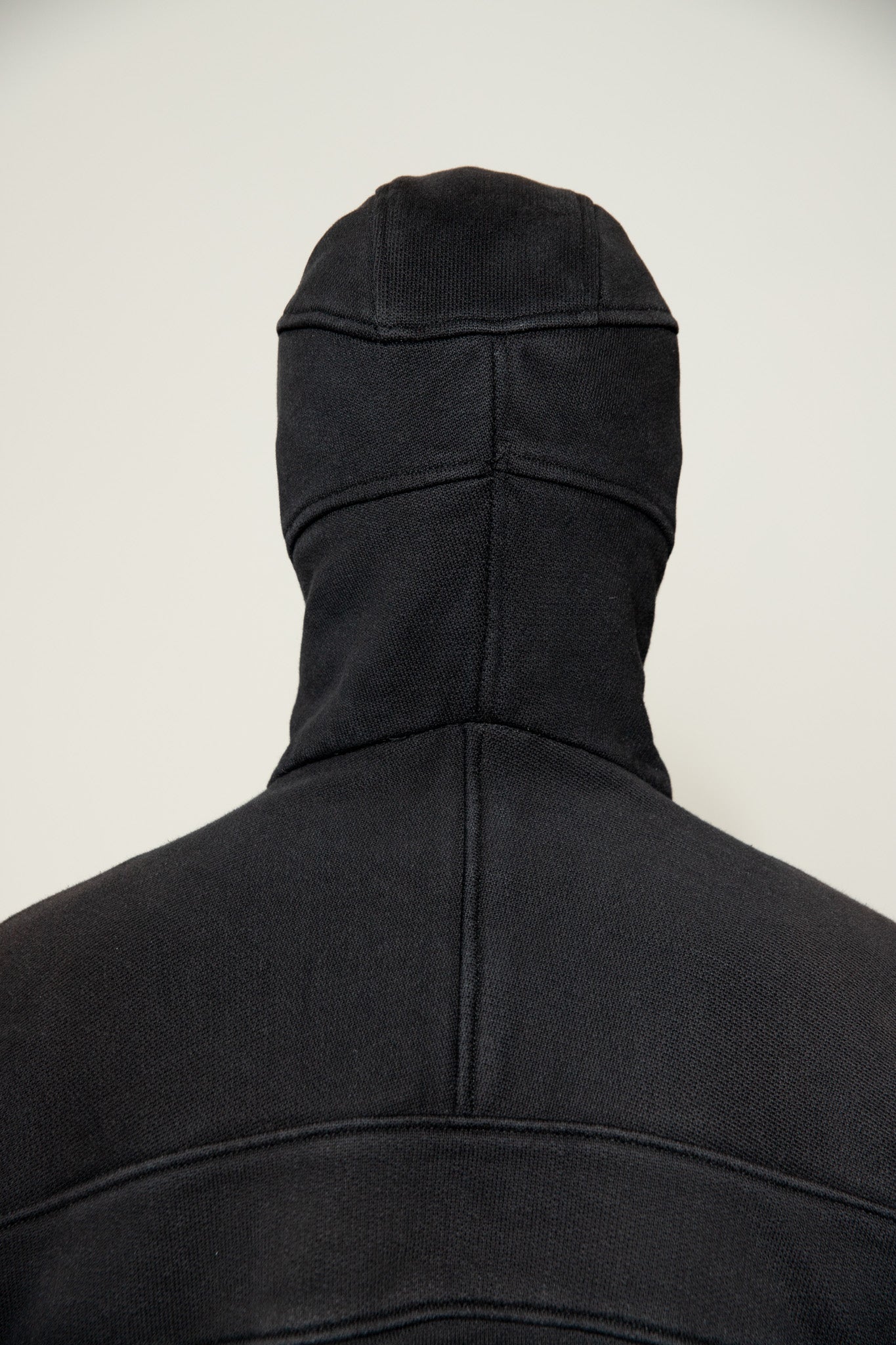 Czarna bluza z zamkiem/ ciężka czarna bluza/ czarna bluza z kominiarką / czarna bluza z balaclava / heavyweight black hoodie / black hoodie with mask / black hoodie with zip / heavy black hoodie with zip / czarna bluza polska marka / czarna bluza szyta w Polsce / czarna bluza polska firma