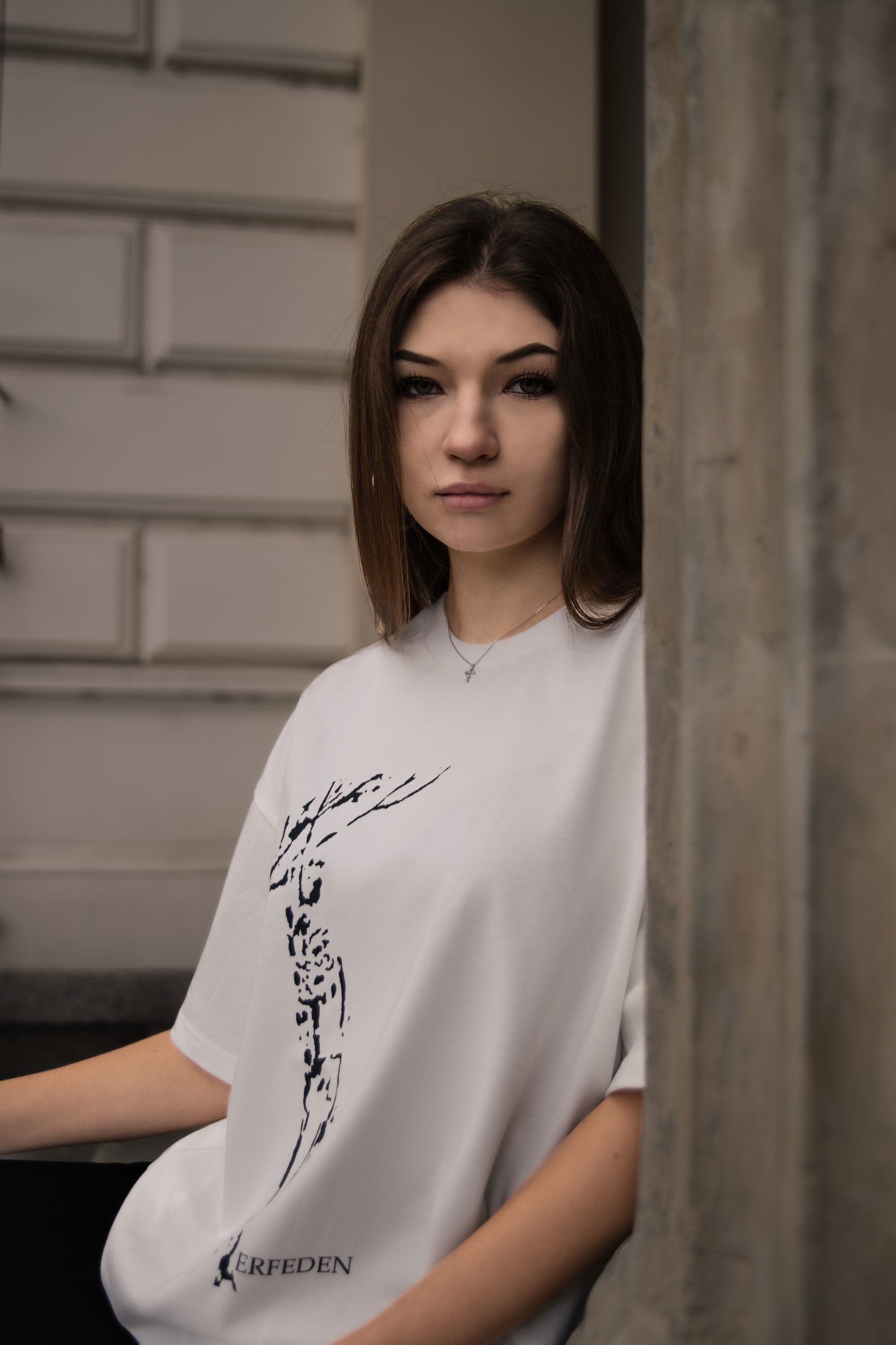 Biała koszulka z czarnym nadrukiem / biała koszulka boxy fit/ biały t-shirt szyty w Polsce / white t-shirt polska marka / biała koszulka ERFEDEN / koszulka unisex/ koszulka unisex biała / koszulka streetwear / streetwear t-shirt / koszulka na lato / koszulka do jazdy na desce / skate t-shirt / 